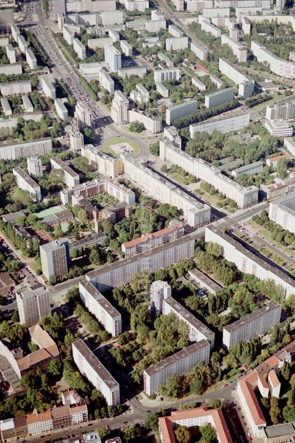 Luftaufnahme Berlin - Friedrichshain - Neuerrichtetes Seniorenhaus im Wohngebiet an der Singerstraße in Berlin - Friedrichshain - ein Projekt der Wohnungsbaugesellschaft Friedrichshain