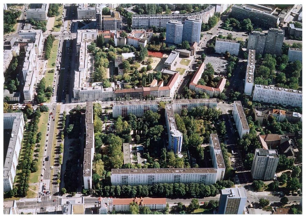 Luftbild Berlin - Friedrichshain - Neuerrichtetes Seniorenhaus im Wohngebiet an der Singerstraße in Berlin - Friedrichshain - ein Projekt der Wohnungsbaugesellschaft Friedrichshain