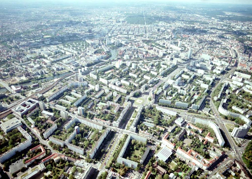 Luftaufnahme Berlin - Friedrichshain - Neuerrichtetes Seniorenhaus im Wohngebiet an der Singerstraße in Berlin - Friedrichshain - ein Projekt der Wohnungsbaugesellschaft Friedrichshain