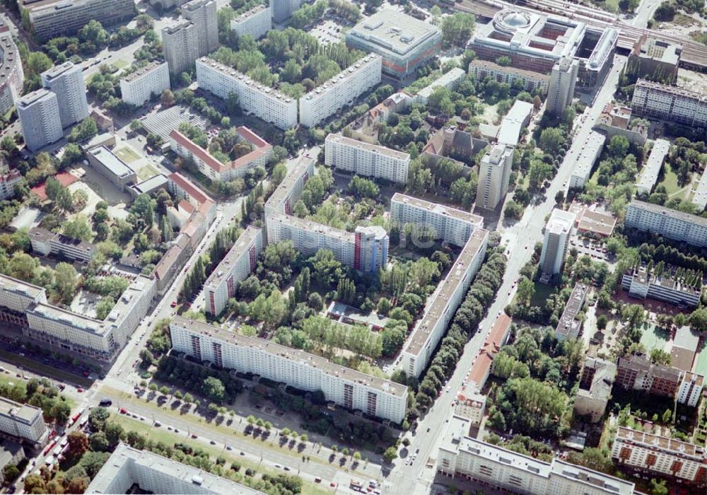 Berlin - Friedrichshain aus der Vogelperspektive: Neuerrichtetes Seniorenhaus im Wohngebiet an der Singerstraße in Berlin - Friedrichshain - ein Projekt der Wohnungsbaugesellschaft Friedrichshain