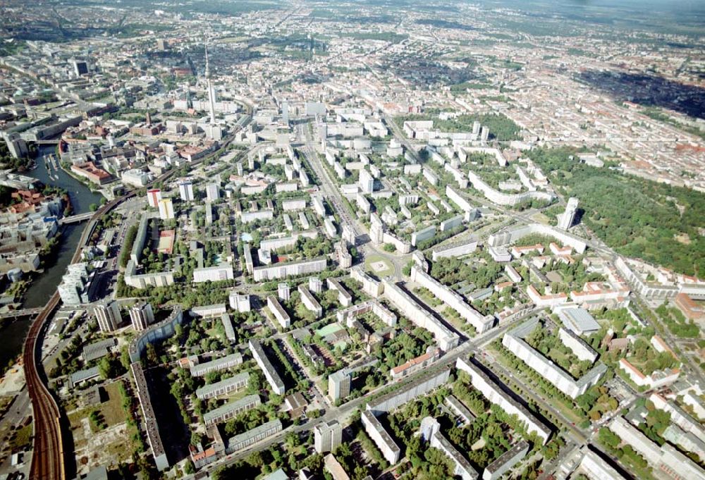 Luftbild Berlin - Friedrichshain - Neuerrichtetes Seniorenhaus im Wohngebiet an der Singerstraße in Berlin - Friedrichshain - ein Projekt der Wohnungsbaugesellschaft Friedrichshain