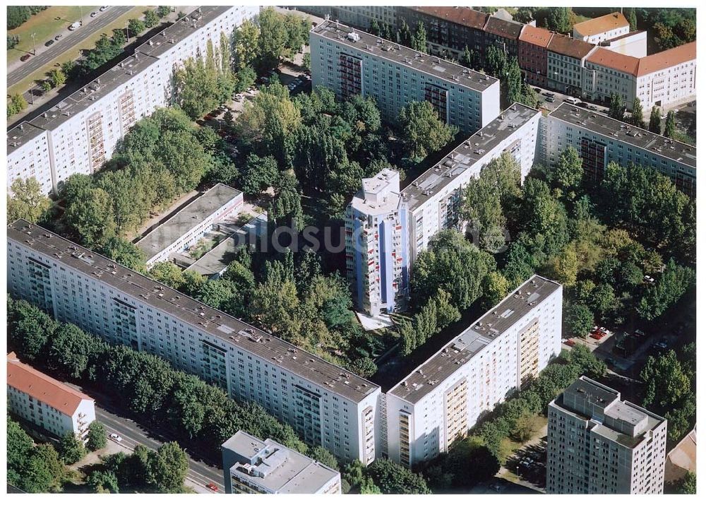 Berlin - Friedrichshain von oben - Neuerrichtetes Seniorenhaus im Wohngebiet an der Singerstraße in Berlin - Friedrichshain - ein Projekt der Wohnungsbaugesellschaft Friedrichshain