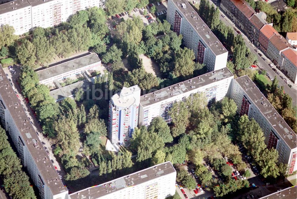 Luftaufnahme Berlin - Friedrichshain - Neuerrichtetes Seniorenhaus im Wohngebiet an der Singerstraße in Berlin - Friedrichshain - ein Projekt der Wohnungsbaugesellschaft Friedrichshain