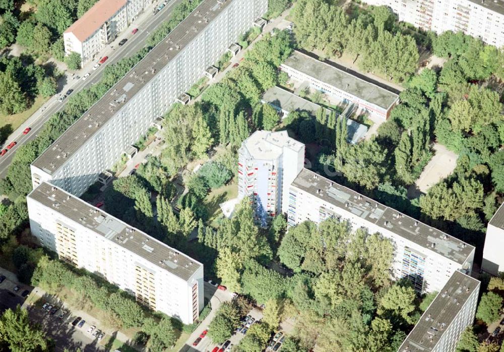 Berlin - Friedrichshain aus der Vogelperspektive: Neuerrichtetes Seniorenhaus im Wohngebiet an der Singerstraße in Berlin - Friedrichshain - ein Projekt der Wohnungsbaugesellschaft Friedrichshain