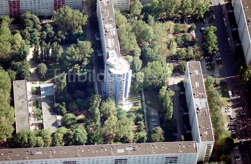 Luftaufnahme Berlin - Friedrichshain - Neuerrichtetes Seniorenhaus im Wohngebiet an der Singerstraße in Berlin - Friedrichshain - ein Projekt der Wohnungsbaugesellschaft Friedrichshain