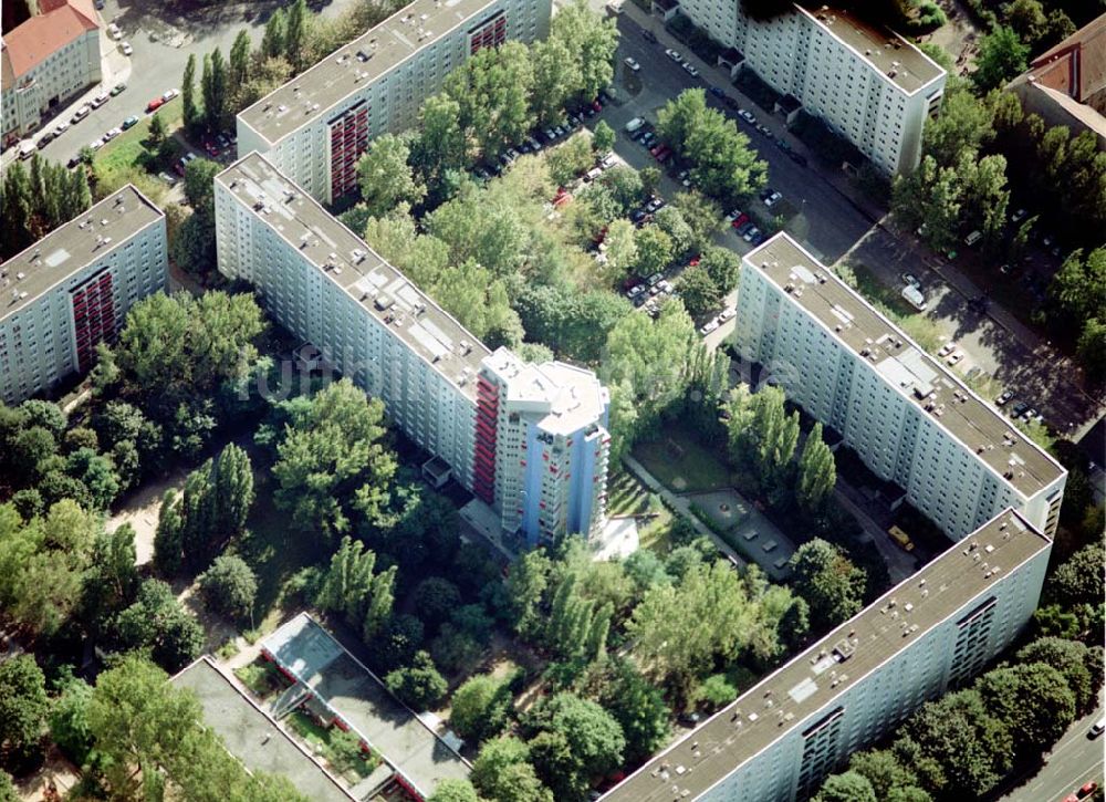 Berlin - Friedrichshain von oben - Neuerrichtetes Seniorenhaus im Wohngebiet an der Singerstraße in Berlin - Friedrichshain - ein Projekt der Wohnungsbaugesellschaft Friedrichshain