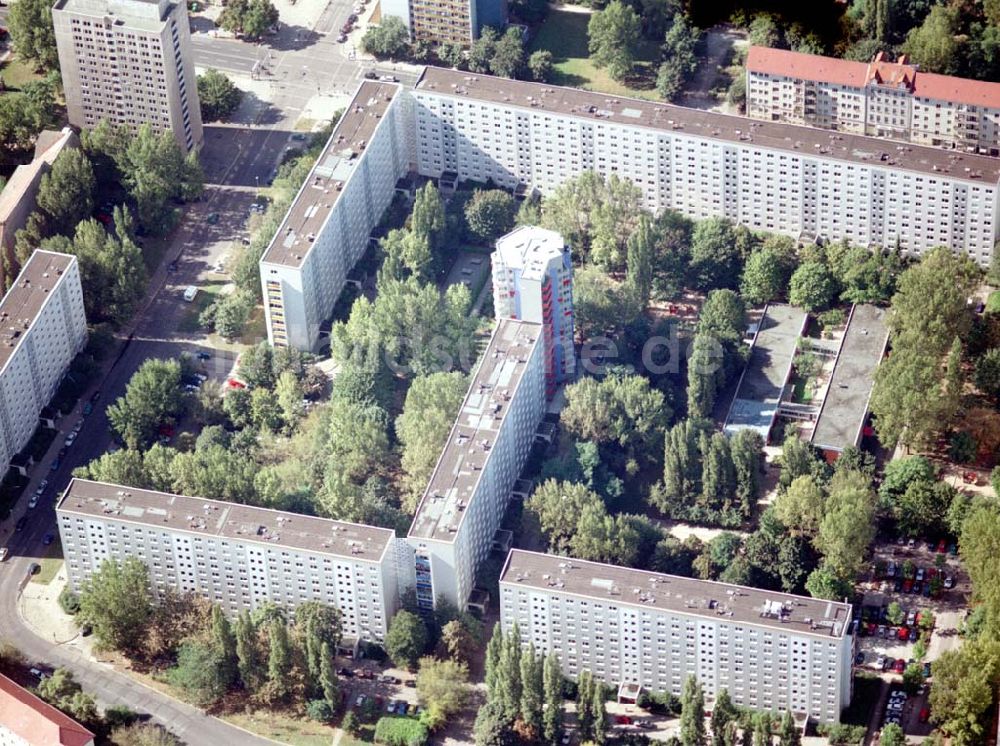 Berlin - Friedrichshain aus der Vogelperspektive: Neuerrichtetes Seniorenhaus im Wohngebiet an der Singerstraße in Berlin - Friedrichshain - ein Projekt der Wohnungsbaugesellschaft Friedrichshain