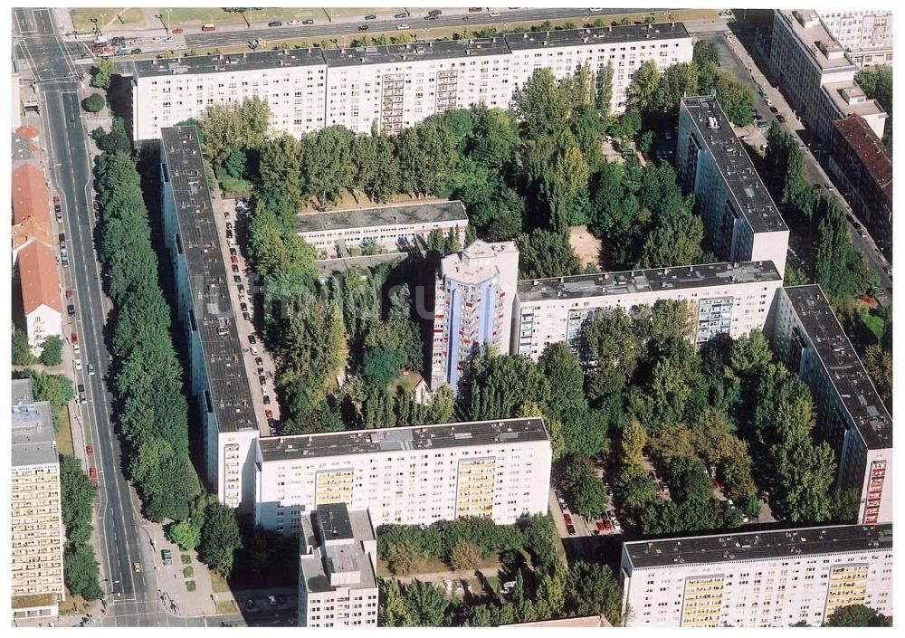 Luftbild Berlin - Friedrichshain - Neuerrichtetes Seniorenhaus im Wohngebiet an der Singerstraße in Berlin - Friedrichshain - ein Projekt der Wohnungsbaugesellschaft Friedrichshain