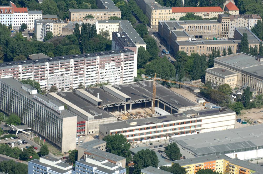 Berlin aus der Vogelperspektive: Neues Deutschland und Baustelle der Zentralwerkstätten der Stiftung Oper in Berlin-Friedrichshain