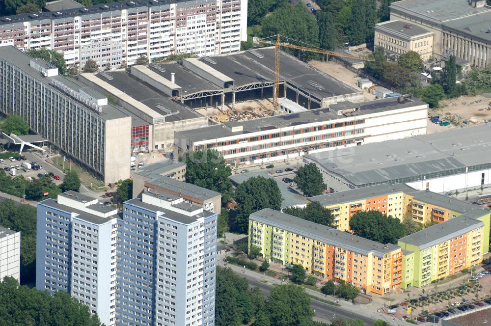 Luftbild Berlin - Neues Deutschland und Baustelle der Zentralwerkstätten der Stiftung Oper in Berlin-Friedrichshain