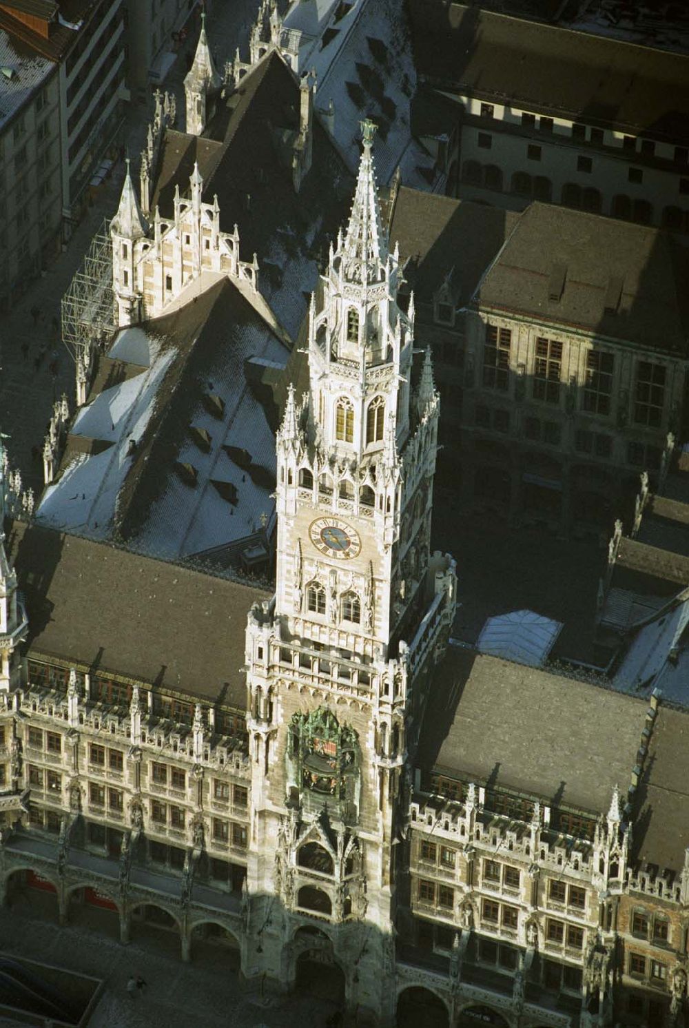 Luftaufnahme München / Bayern - Neues Rathaus am Marienplatz im Stadtzentrum von München.