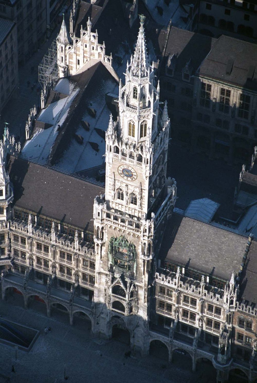 München / Bayern von oben - Neues Rathaus am Marienplatz im Stadtzentrum von München.