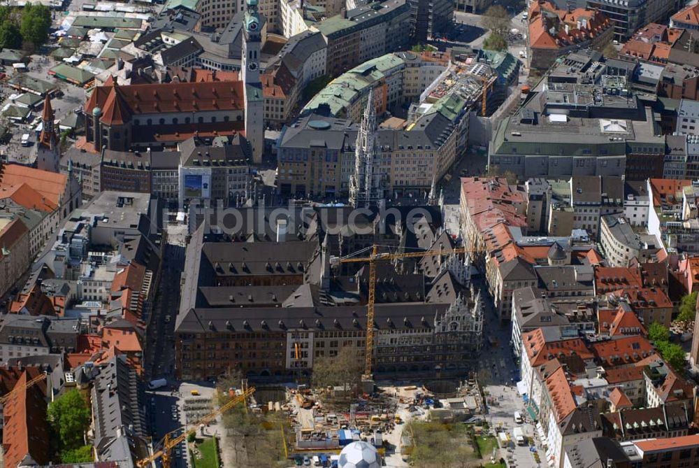 München aus der Vogelperspektive: Neues Rathaus am Marienplatz im Stadtzentrum von München