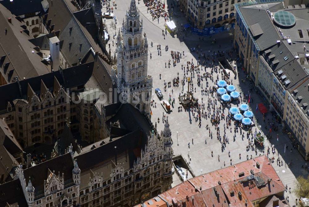 Luftbild München - Neues Rathaus am Marienplatz im Stadtzentrum von München