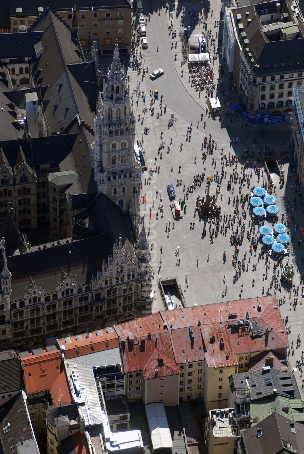 Luftaufnahme München - Neues Rathaus am Marienplatz im Stadtzentrum von München