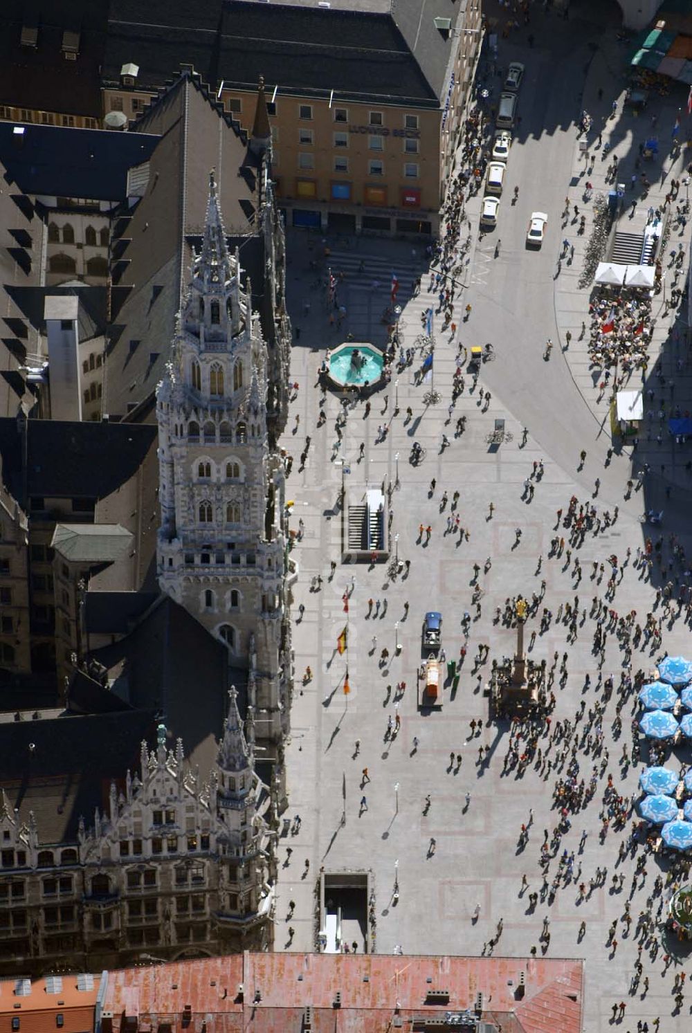 München von oben - Neues Rathaus am Marienplatz im Stadtzentrum von München