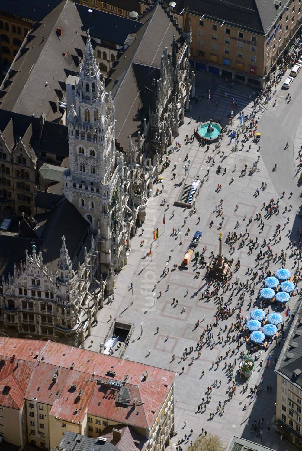 Luftbild München - Neues Rathaus am Marienplatz im Stadtzentrum von München