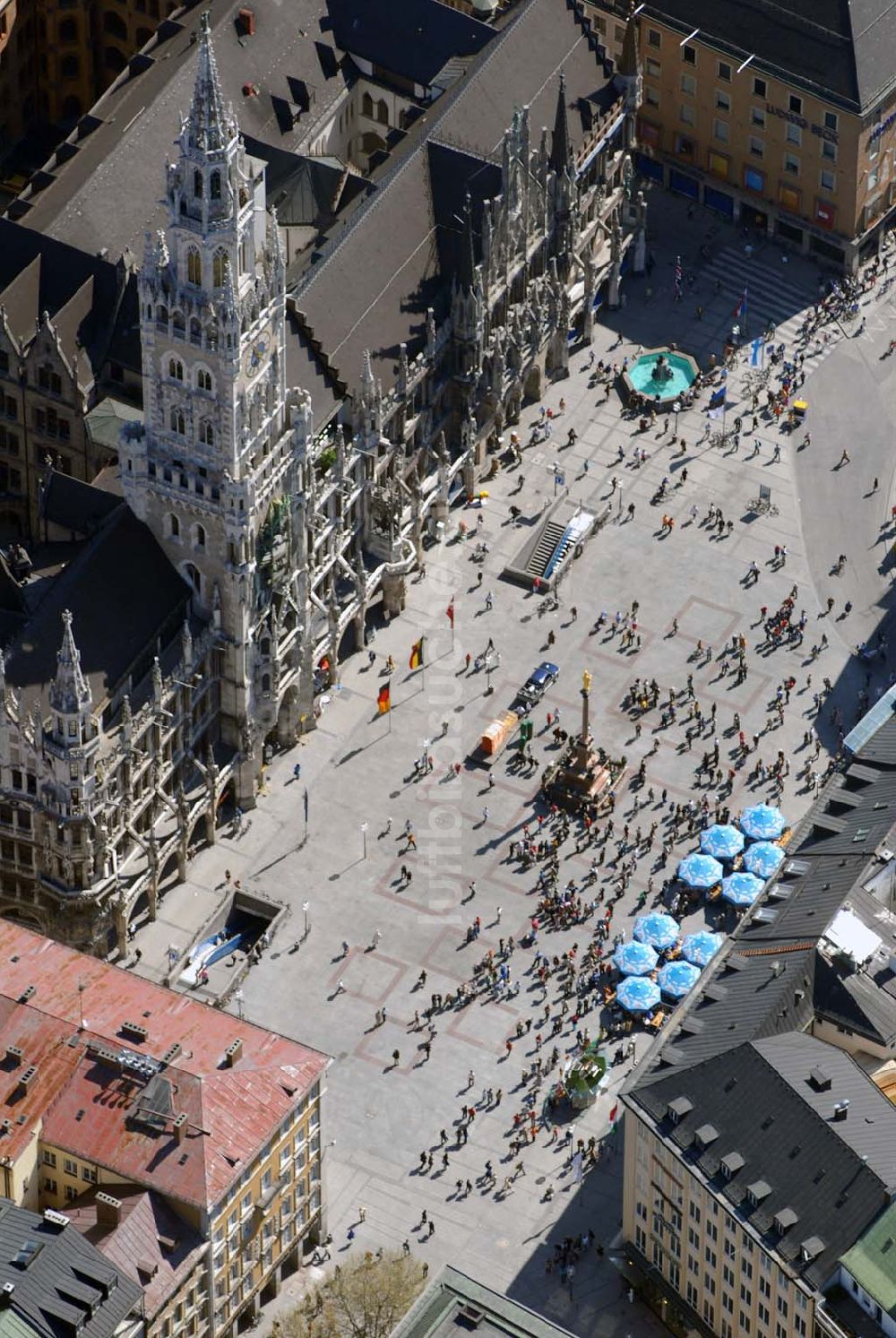 Luftaufnahme München - Neues Rathaus am Marienplatz im Stadtzentrum von München