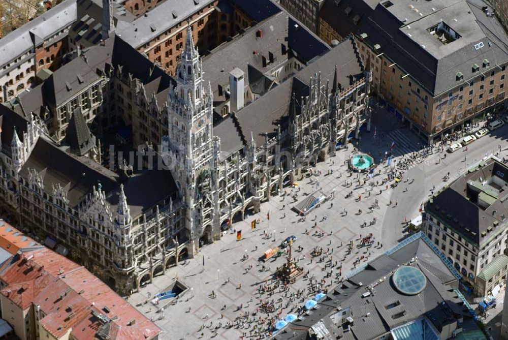 München von oben - Neues Rathaus am Marienplatz im Stadtzentrum von München