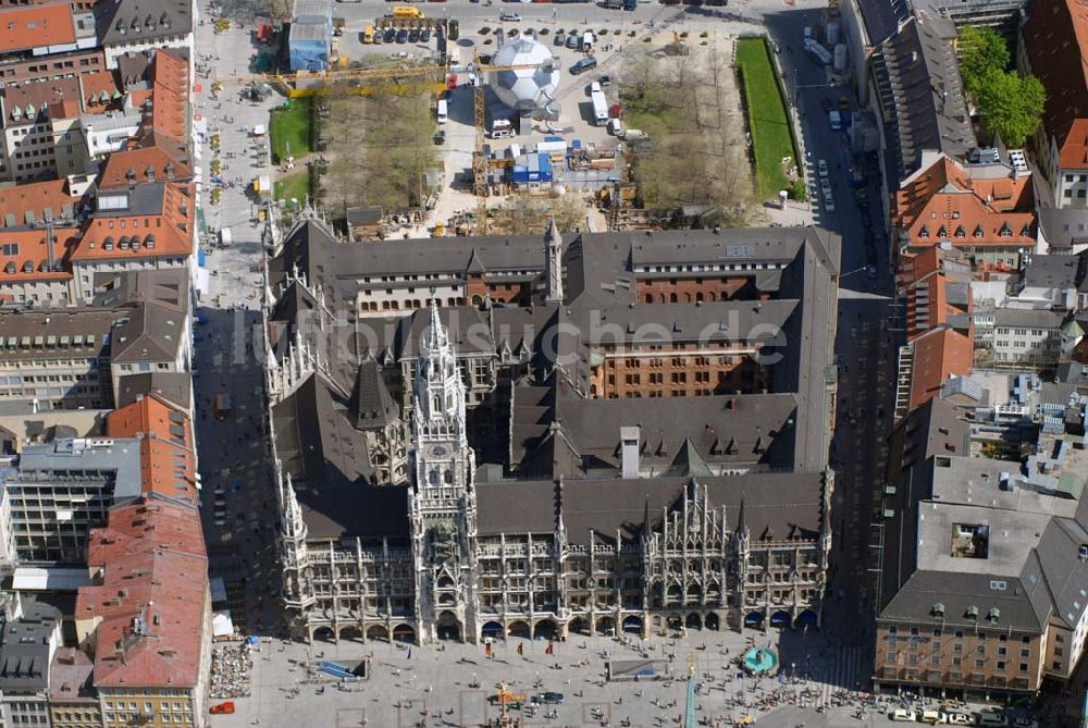 Luftbild München - Neues Rathaus am Marienplatz im Stadtzentrum von München