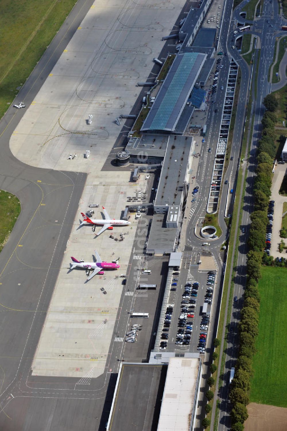 Dortmund aus der Vogelperspektive: Neues Terminal des Flughafens Airport 21 in Dortmund in Nordrhein-Westfalen