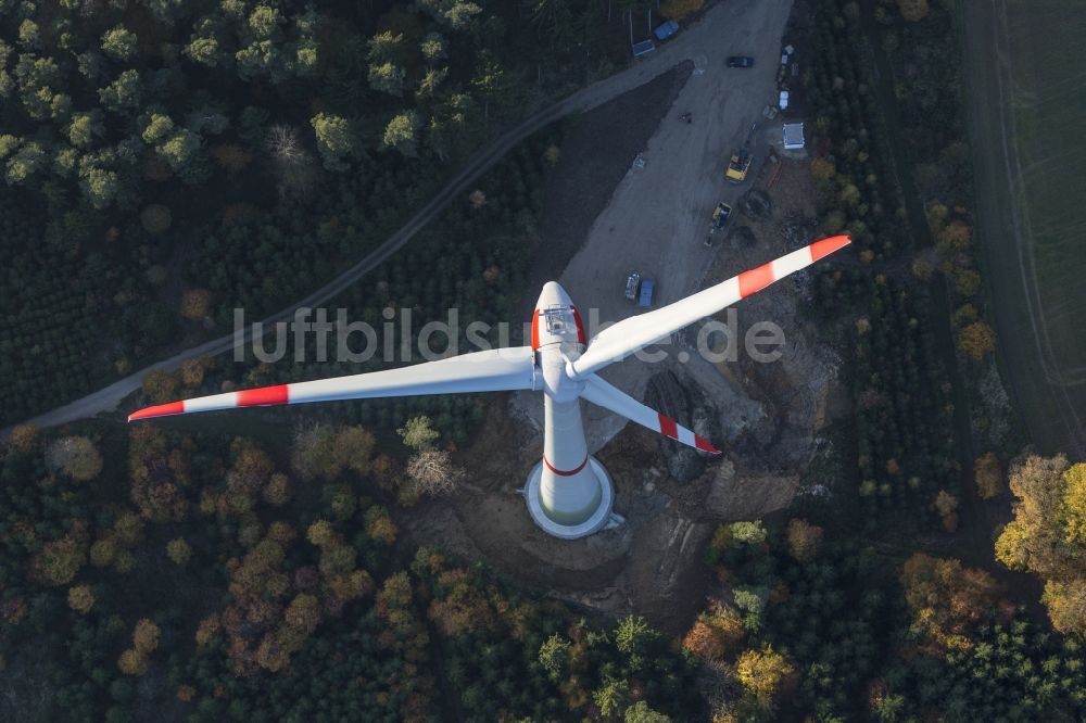 Postau aus der Vogelperspektive: Neues Windkraftwerk bei Postau-Moosthann im Landkreis Landshut in Bayern