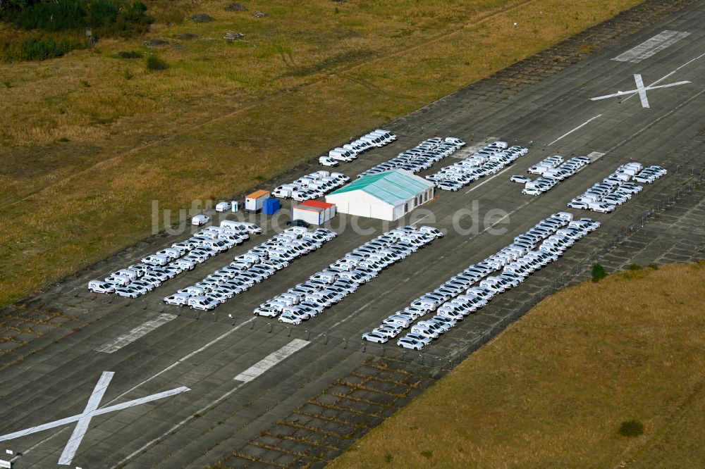 Luftbild Werneuchen - Neufahrzeuge auf den Abstellflächen eines Fahrzeugaufbereiters und Umrüsters auf der Start- und Landebahn des Flugplatzes in Werneuchen im Bundesland Brandenburg, Deutschland