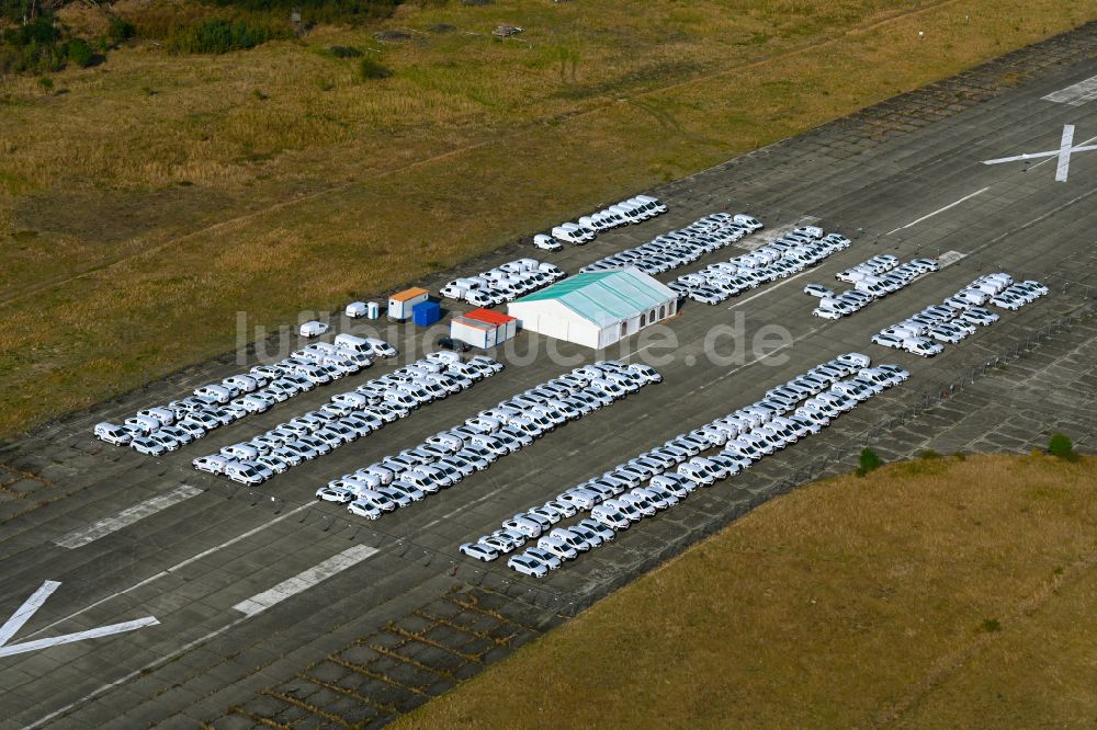 Werneuchen von oben - Neufahrzeuge auf den Abstellflächen eines Fahrzeugaufbereiters und Umrüsters auf der Start- und Landebahn des Flugplatzes in Werneuchen im Bundesland Brandenburg, Deutschland