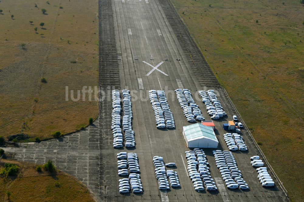 Luftbild Werneuchen - Neufahrzeuge auf den Abstellflächen eines Fahrzeugaufbereiters und Umrüsters auf der Start- und Landebahn des Flugplatzes in Werneuchen im Bundesland Brandenburg, Deutschland