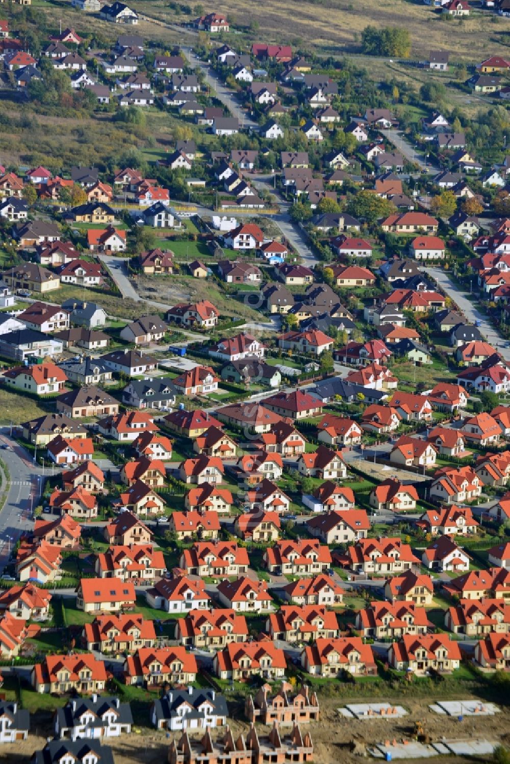 Stettin / Szczecin aus der Vogelperspektive: Neugebaute Einfamilienhaus Siedlung im Ortsteil Warszewo in Stettin / Szczecin in der województwo Westpommern / Zachodniopomorskie in Polen