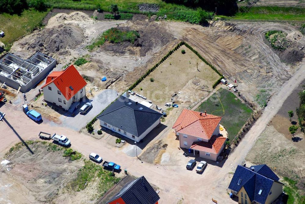 Magdeburg aus der Vogelperspektive: Neugebaute Einfamilienhäuser am Holzweg in Magdeburg-Nordwest