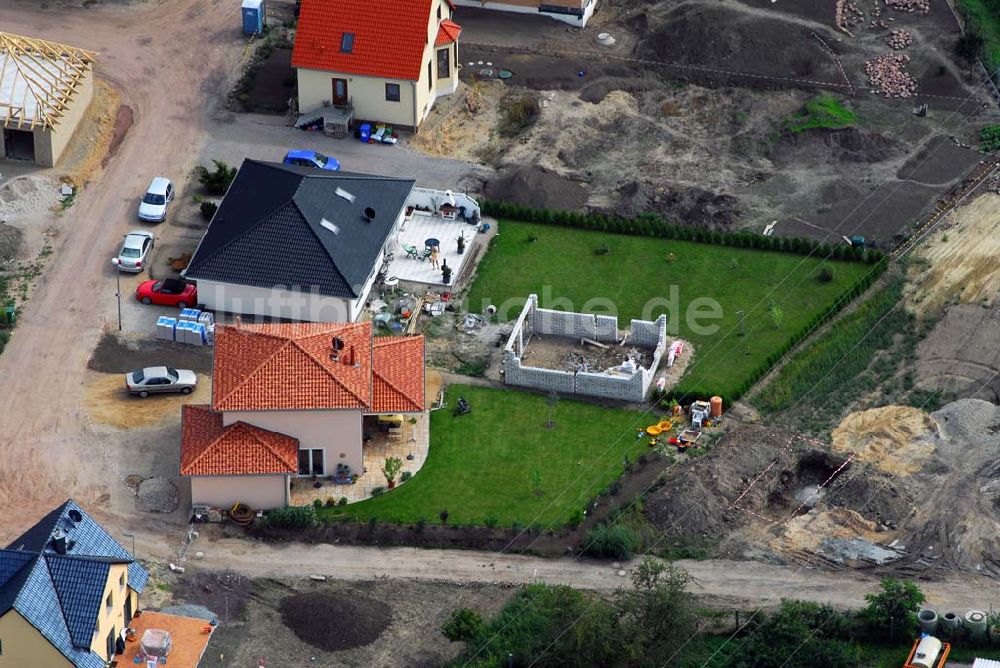 Magdeburg aus der Vogelperspektive: Neugebaute Einfamilienhäuser am Holzweg in Magdeburg-Nordwest