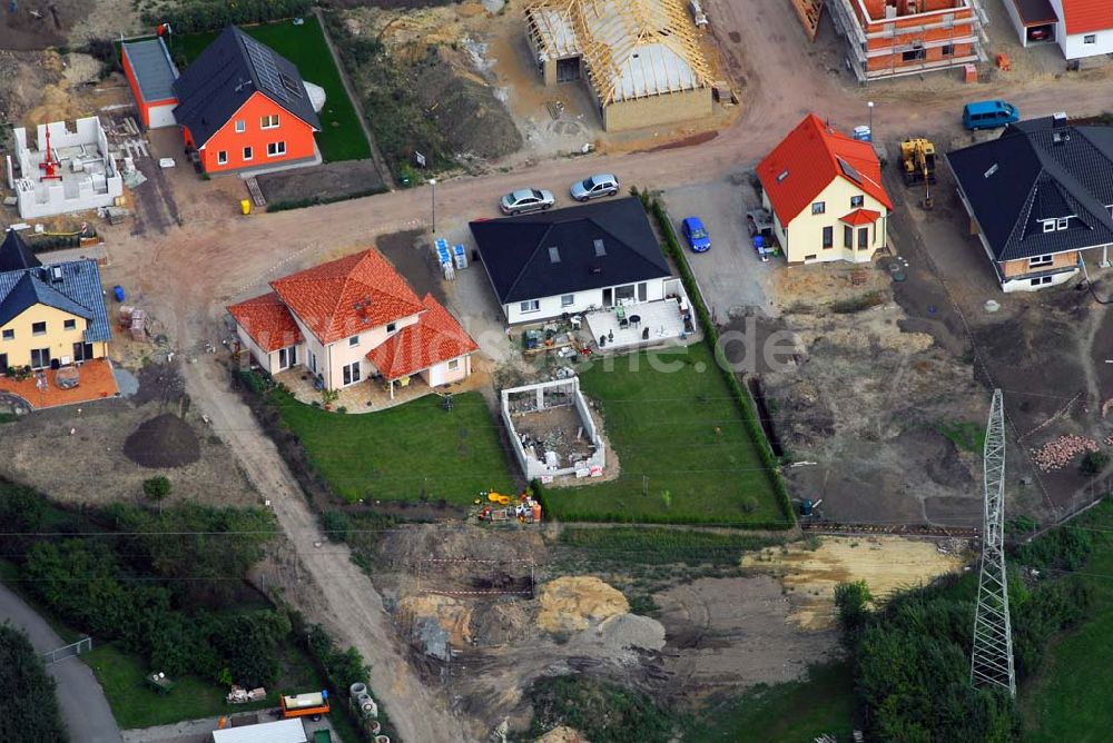 Magdeburg von oben - Neugebaute Einfamilienhäuser am Holzweg in Magdeburg-Nordwest