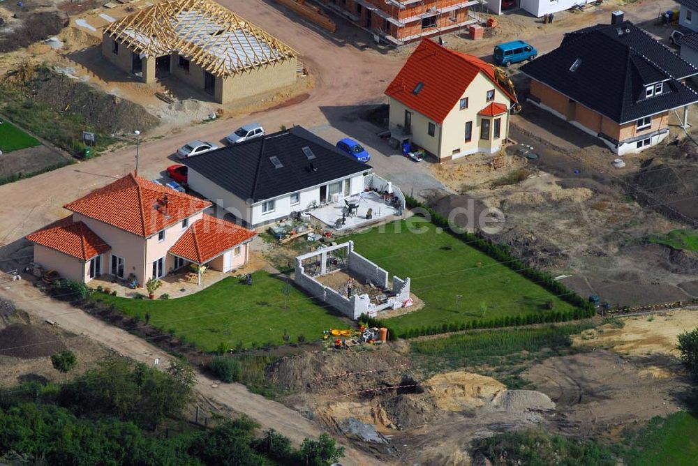 Magdeburg von oben - Neugebaute Einfamilienhäuser am Holzweg in Magdeburg-Nordwest