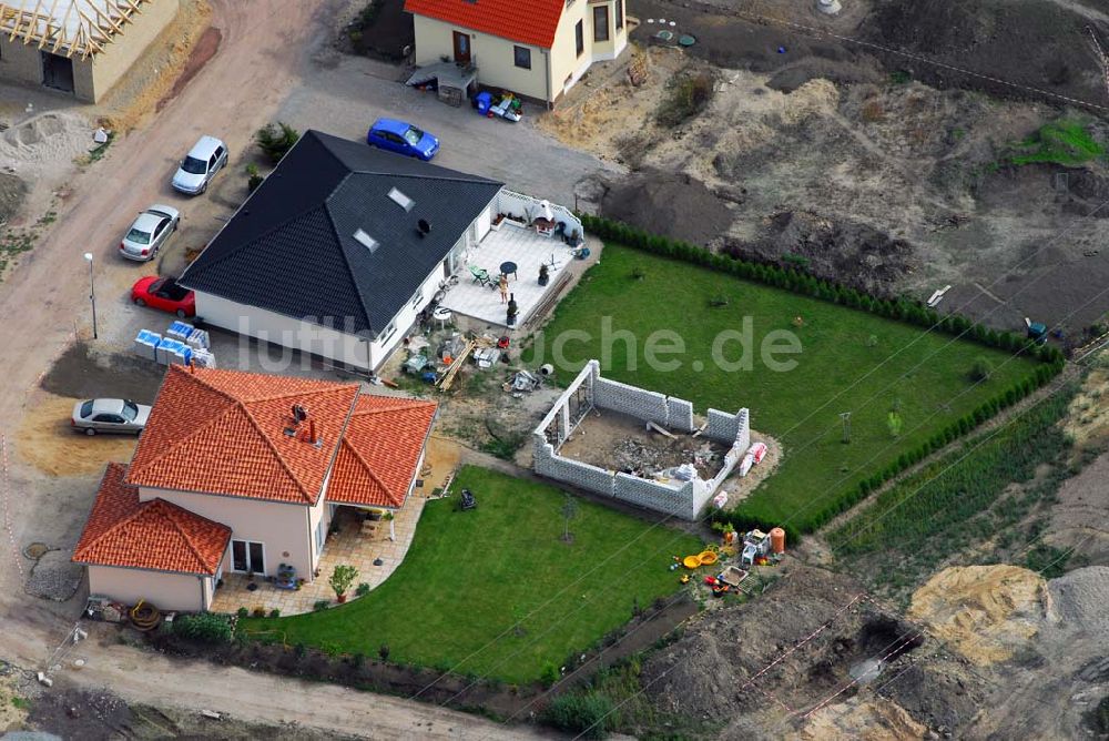 Magdeburg aus der Vogelperspektive: Neugebaute Einfamilienhäuser am Holzweg in Magdeburg-Nordwest