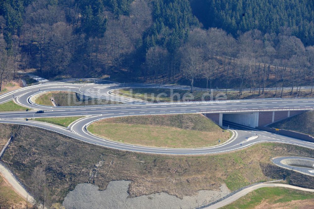 Uslar aus der Vogelperspektive: Neugebaute Umgehungsstraße B241 mit Talbrücke Volpriehausen nahe Uslar in Niedersachsen