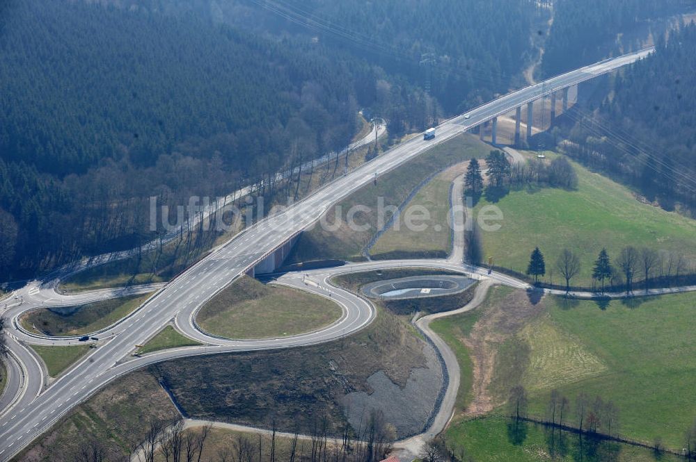 Luftaufnahme Uslar - Neugebaute Umgehungsstraße B241 mit Talbrücke Volpriehausen nahe Uslar in Niedersachsen