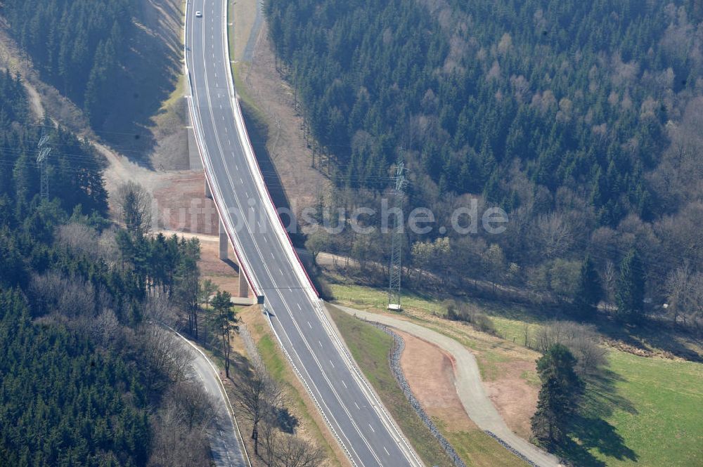 Uslar von oben - Neugebaute Umgehungsstraße B241 mit Talbrücke Volpriehausen nahe Uslar in Niedersachsen