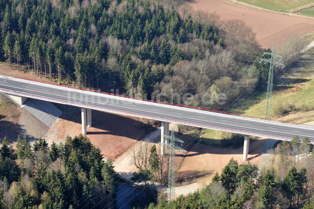 Uslar aus der Vogelperspektive: Neugebaute Umgehungsstraße B241 mit Talbrücke Volpriehausen nahe Uslar in Niedersachsen