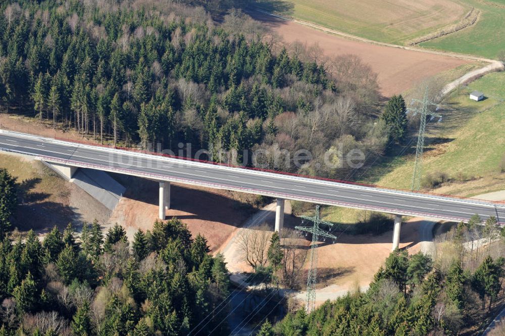 Luftbild Uslar - Neugebaute Umgehungsstraße B241 mit Talbrücke Volpriehausen nahe Uslar in Niedersachsen