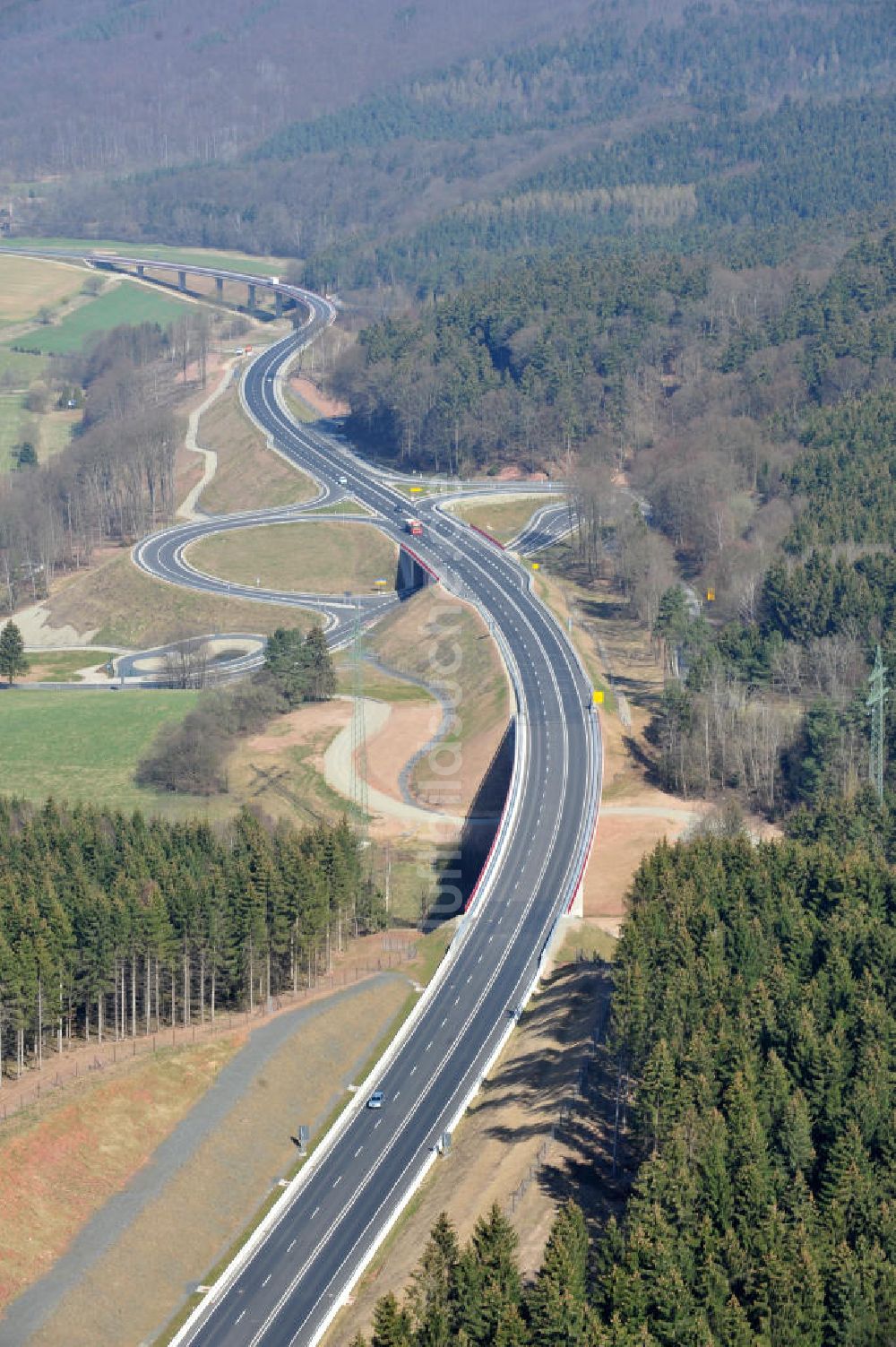 Luftaufnahme Uslar - Neugebaute Umgehungsstraße B241 mit Talbrücke Volpriehausen nahe Uslar in Niedersachsen