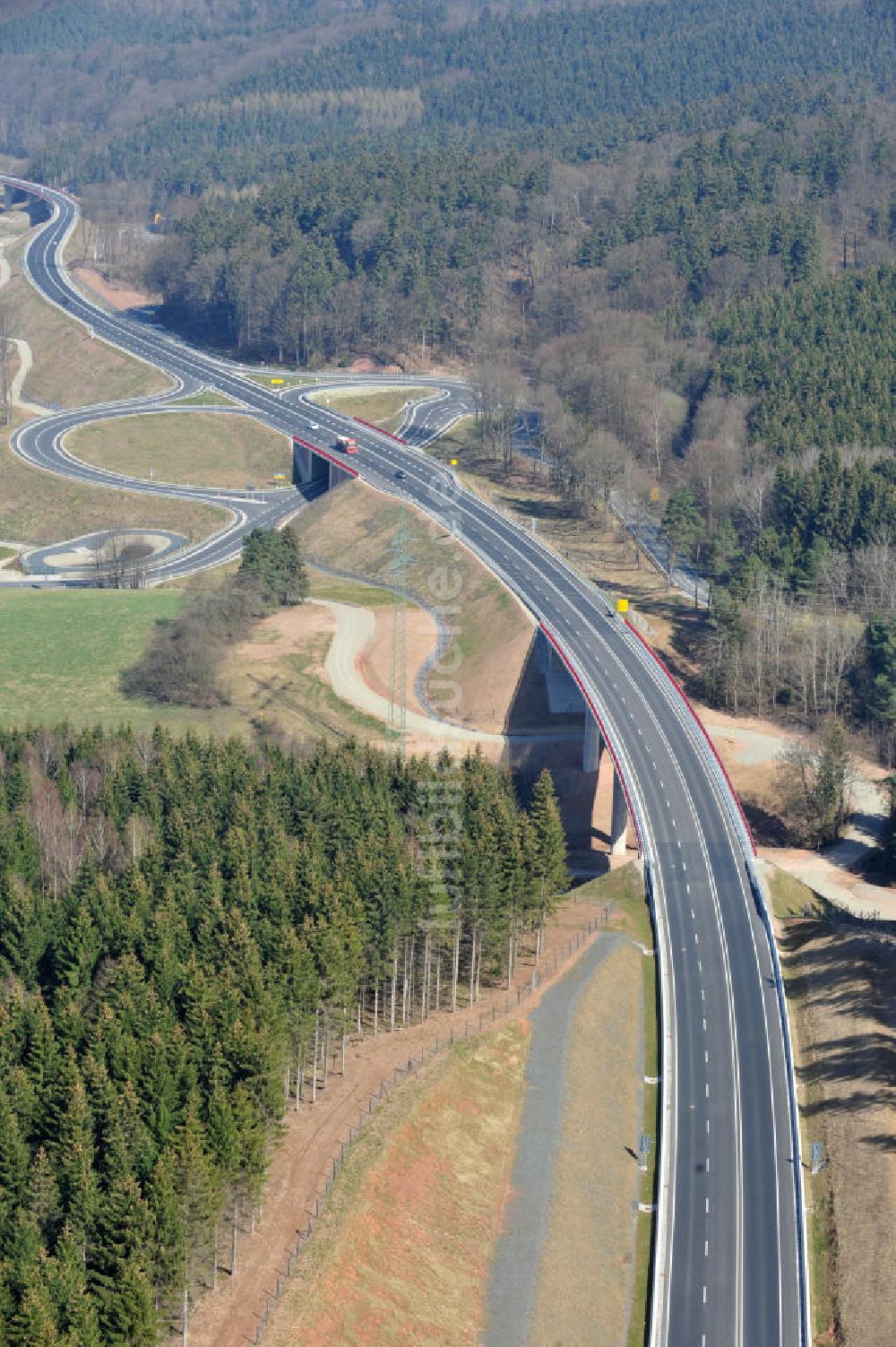 Uslar aus der Vogelperspektive: Neugebaute Umgehungsstraße B241 mit Talbrücke Volpriehausen nahe Uslar in Niedersachsen