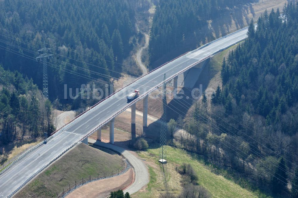 Uslar von oben - Neugebaute Umgehungsstraße B241 mit Talbrücke Volpriehausen nahe Uslar in Niedersachsen