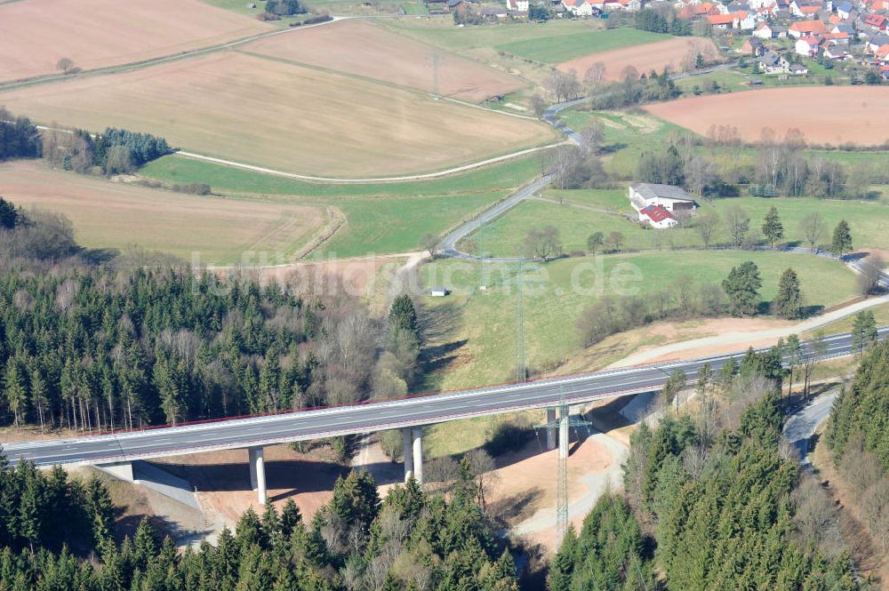 Uslar aus der Vogelperspektive: Neugebaute Umgehungsstraße B241 mit Talbrücke Volpriehausen nahe Uslar in Niedersachsen