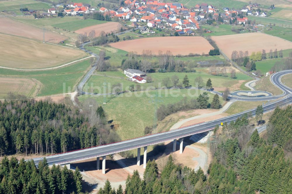 Luftaufnahme Uslar - Neugebaute Umgehungsstraße B241 mit Talbrücke Volpriehausen nahe Uslar in Niedersachsen