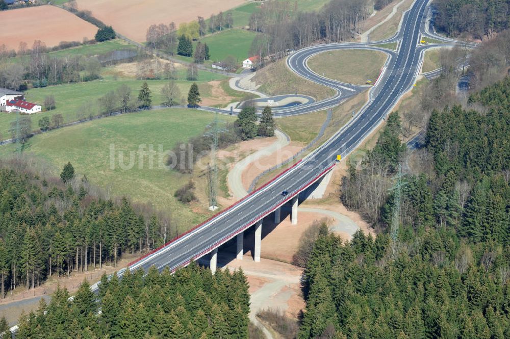 Uslar von oben - Neugebaute Umgehungsstraße B241 mit Talbrücke Volpriehausen nahe Uslar in Niedersachsen