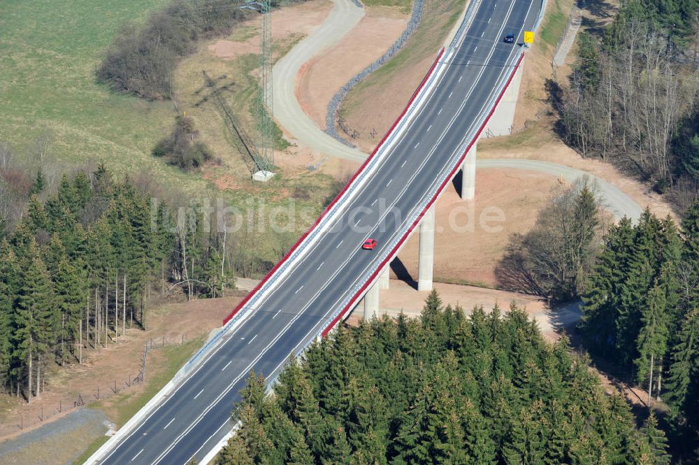 Uslar aus der Vogelperspektive: Neugebaute Umgehungsstraße B241 mit Talbrücke Volpriehausen nahe Uslar in Niedersachsen