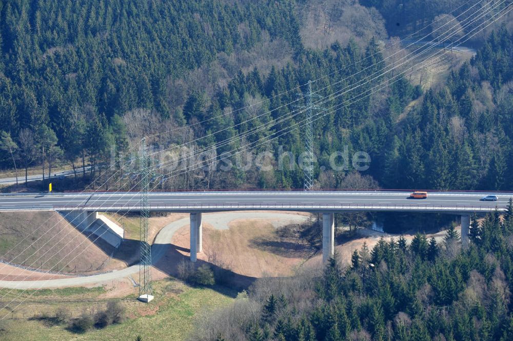 Luftaufnahme Uslar - Neugebaute Umgehungsstraße B241 mit Talbrücke Volpriehausen nahe Uslar in Niedersachsen