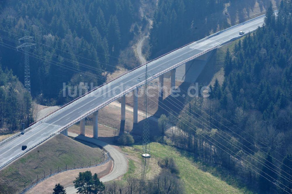 Uslar aus der Vogelperspektive: Neugebaute Umgehungsstraße B241 mit Talbrücke Volpriehausen nahe Uslar in Niedersachsen