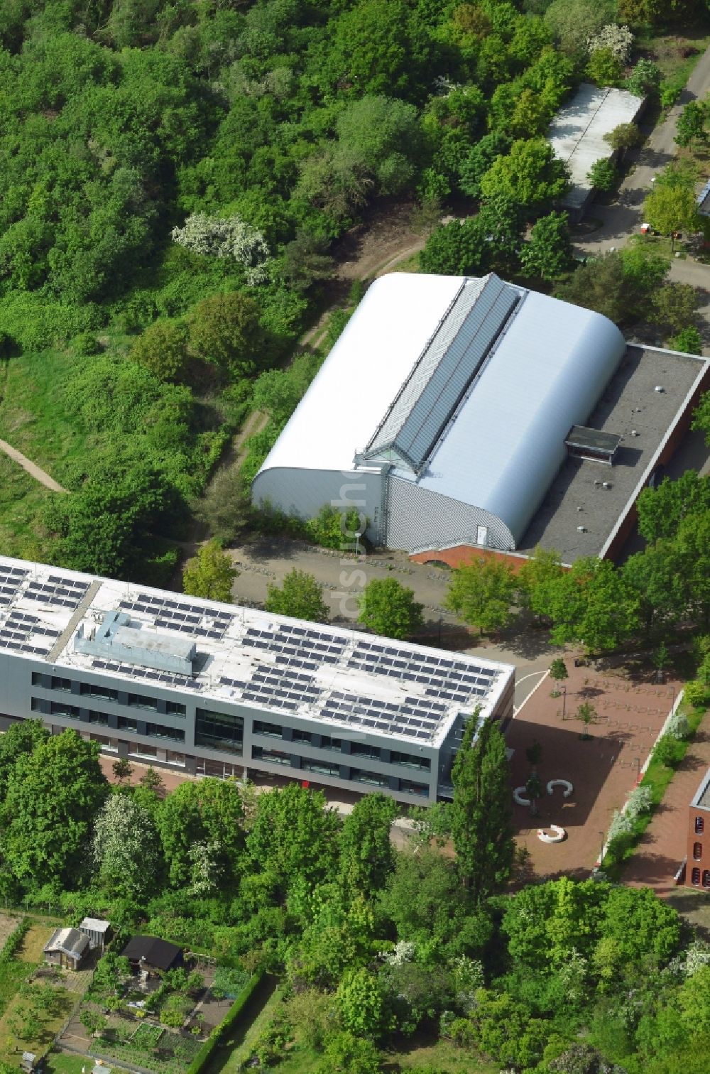 Lübeck aus der Vogelperspektive: Neugebäude der Emil-Possehl-Schule im Stadtteil St.Lorenz Nord in Lübeck im Bundesland Schleswig-Holstein